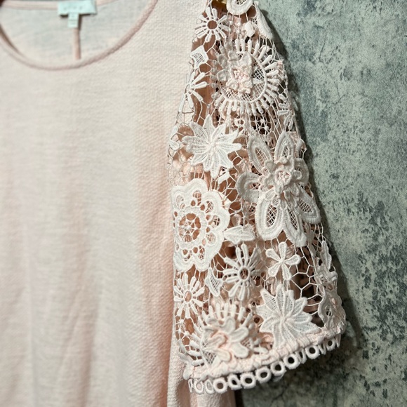 Nice top with lace detail sleeves - Picture 12 of 13